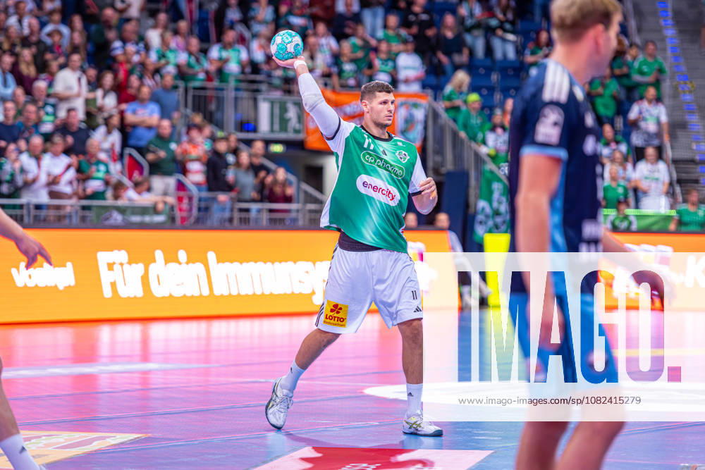Sebastian Heymann (TSV Hannover-Burgdorf, Nr. 11) (v.l.), TSV Hannover-Burgdorf (grün) gegen HC Hamburg (blau) am 3. Spieltag der Saison 2026 2027 in der Opel Handball-Bundesliga (05.09.2026, ZAG Arena (Hannover, GER),