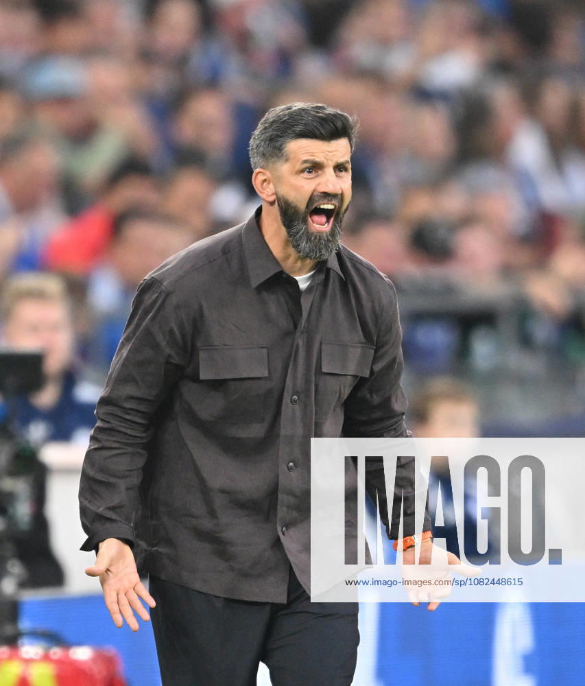 Trainer Miron Muslic (FC Schalke 04) Gestik, Geste. Fussball 1. Bundesliga, 2.Spieltag, FC Schalke 04 - FC Bayern München 0:0, am 05.09.2026 in Gelsenkirchen Deutschland. DFL regulations prohibit any use of photographs as image sequences and or quasi-video Â