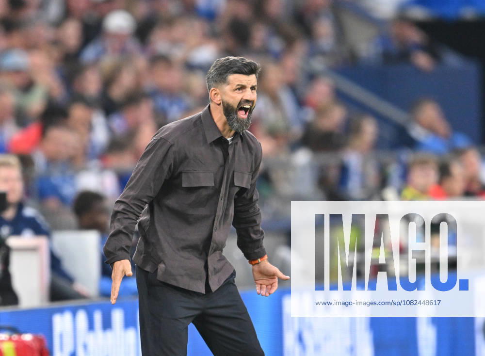 Trainer Miron Muslic (FC Schalke 04) Gestik, Geste. Fussball 1. Bundesliga, 2.Spieltag, FC Schalke 04 - FC Bayern München 0:0, am 05.09.2026 in Gelsenkirchen Deutschland. DFL regulations prohibit any use of photographs as image sequences and or quasi-video Â