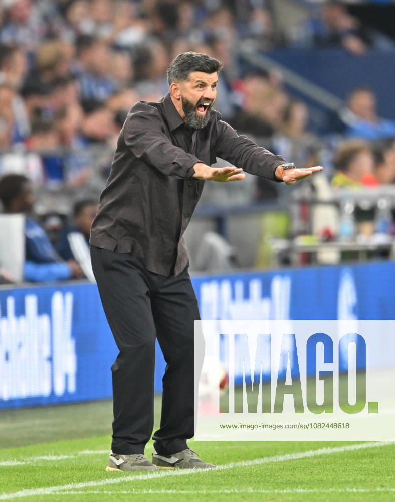 Trainer Miron Muslic (FC Schalke 04) Gestik, Geste. Fussball 1. Bundesliga, 2.Spieltag, FC Schalke 04 - FC Bayern München 0:0, am 05.09.2026 in Gelsenkirchen Deutschland. DFL regulations prohibit any use of photographs as image sequences and or quasi-video Â
