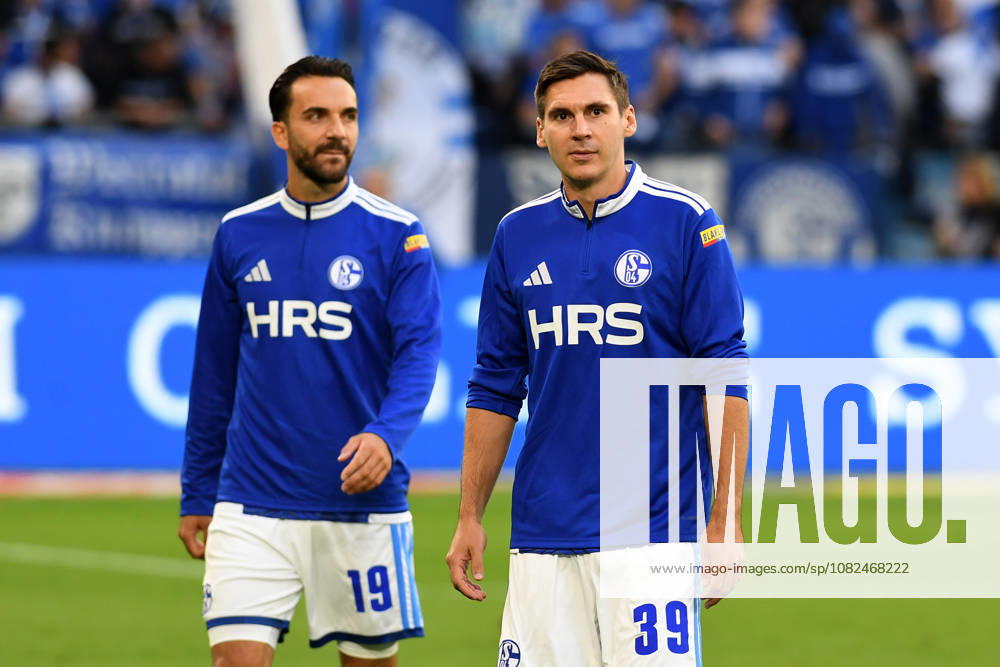 Kenan Karaman (FC Schalke 04) und Maximilian Woeber (FC Schalke 04) schauen waehrend des Spiels der 1. Bundesliga zwischen FC Schalke 04 und FC Bayern Muenchen, Veltins-Arena am 05. September 2026 in Gelsenkirchen, Deutschland. (Foto von Ralf Treese DeFodi Images) +++ Kenan Karaman (FC Schalke 04) und Maximilian Woeber (FC Schalke 04) look on during the Bundesliga match between FC Schalke 04 and FC Bayern Muenchen at Veltins-Arena on September 5, 2026 in Gelsenkirchen, Germany. (Photo by Ralf Treese DeFodi Images) DFB DFL REGULATIONS PROHIBIT ANY USE OF PHOTOGRAPHS AS IMAGE SEQUENCES AND OR QUASI-VIDEO. (Photo by Ralf Treese DeFodi Images) -