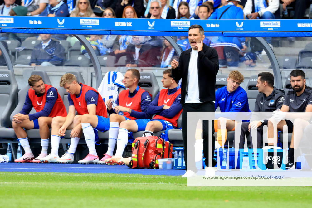 DEU GER, Fussball , 2.Fussballbundesliga , Spieltag, Saison 2026 2027, Berliner Olympiastadion, Hertha BSC vs. 1.FC Magdeburger Cheftrainer Stefan Leitl ( Hertha BSC Berlin ), Hertha-Spielerbank 2. Liga: DFB DFL regulations prohibit any use of photographs as image sequences and or quasi-video) Berlin Berliner Olympiastadion Berlin Deutschland