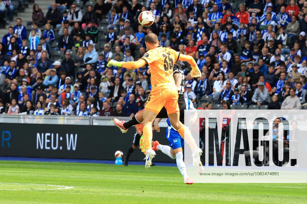 DEU GER, Fussball , 2.Fussballbundesliga , Spieltag, Saison 2026 2027, Berliner Olympiastadion, Hertha BSC vs. 1.FC Magdeburger Marius Gersbeck ( Hertha BSC Berlin 35 ), Baris Atik ( 1.FC Magdeburg 23 ) 2. Liga: DFB DFL regulations prohibit any use of photographs as image sequences and or quasi-video) Berlin Berliner Olympiastadion Berlin Deutschland