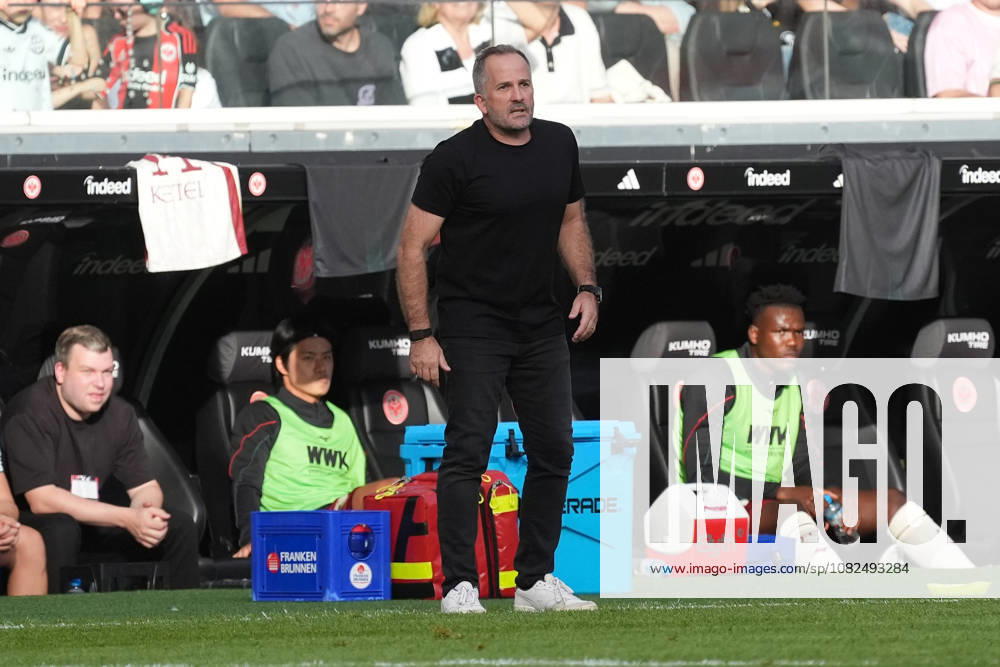Trainer Manuel Baum (FC Augsburg) gestikuliert - 06.09.2026 Bundesliga, Saison 26 27: Eintracht Frankfurt vs. FC Augsburg, Deutsche Bank Park, 2. Spieltag