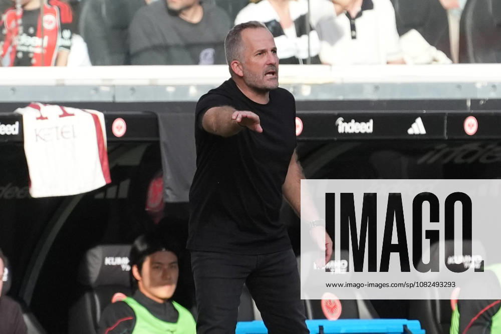 Trainer Manuel Baum (FC Augsburg) gestikuliert - 06.09.2026 Bundesliga, Saison 26 27: Eintracht Frankfurt vs. FC Augsburg, Deutsche Bank Park, 2. Spieltag