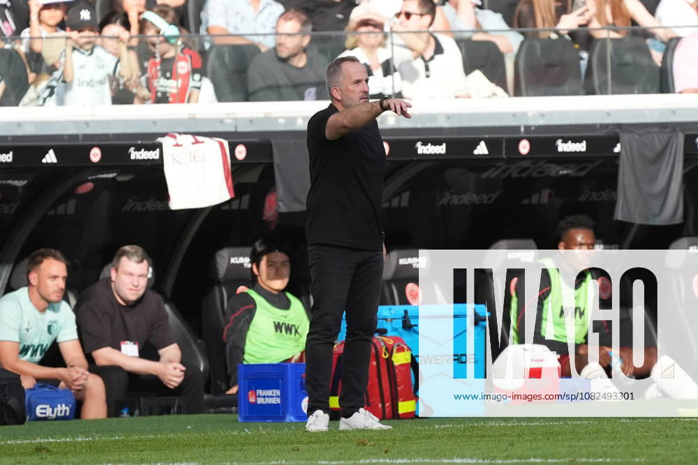 Trainer Manuel Baum (FC Augsburg) gestikuliert - 06.09.2026 Bundesliga, Saison 26 27: Eintracht Frankfurt vs. FC Augsburg, Deutsche Bank Park, 2. Spieltag