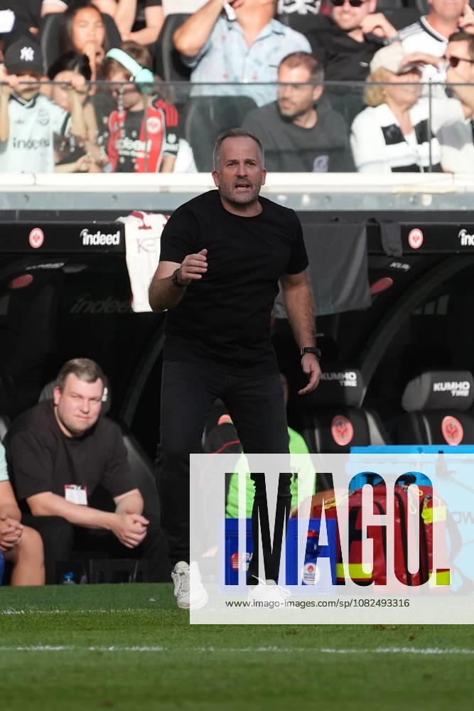 Trainer Manuel Baum (FC Augsburg) gestikuliert - 06.09.2026 Bundesliga, Saison 26 27: Eintracht Frankfurt vs. FC Augsburg, Deutsche Bank Park, 2. Spieltag