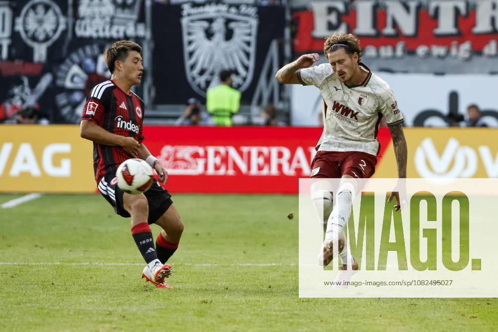 Ritsu Doan (Eintracht Frankfurt, 20) und Calvin Brackelmann (FC Augsburg, 02) im Kampf um den Ball , Deutschland, Fussball, 1. Bundesliga, 2.Spieltag, 2026 2027, Eintracht Frankfurt vs. FC Augsburg, 06.09.2026, Frankfurt am Main Deutsche-Bank-Park Deutschland