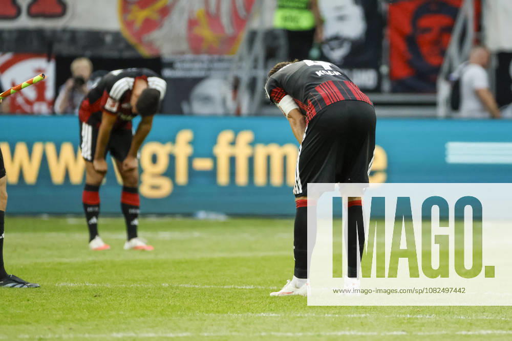 Younes Ebnoutalib (Eintracht Frankfurt, 11) und Robin Koch (Eintracht Frankfurt, 04) nach dem Spiel , Deutschland, Fussball, 1. Bundesliga, 2.Spieltag, 2026 2027, Eintracht Frankfurt vs. FC Augsburg, 06.09.2026, Frankfurt am Main Deutsche-Bank-Park Deutschland