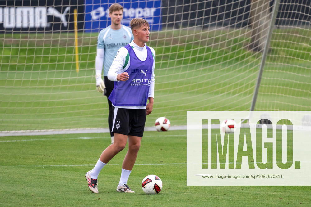 Jan Leszczynski (Borussia Moenchengladbach, 05) am Ball. Oeffentliches Training Borussia Moenchengladbach, Fussball, Bundesliga, Saison 2026 2027, 08.09.2026 oeffentliches Training Borussia Moenchengladbach, Fussball, Bundesliga, Saison 2026 2027, 08.09.2026 Moenchengladbach