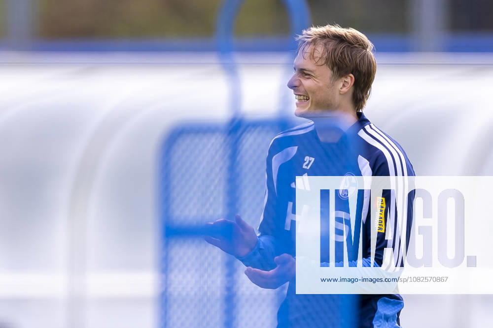 Fussball, Training des FC Schalke 04. Finn Porath (FC Schalke 04) klatscht Beifall und lacht. Gelsenkirchen Trainingsgelände FC Schalke 04 NRW Deutschland xRHR-FOTO YYx