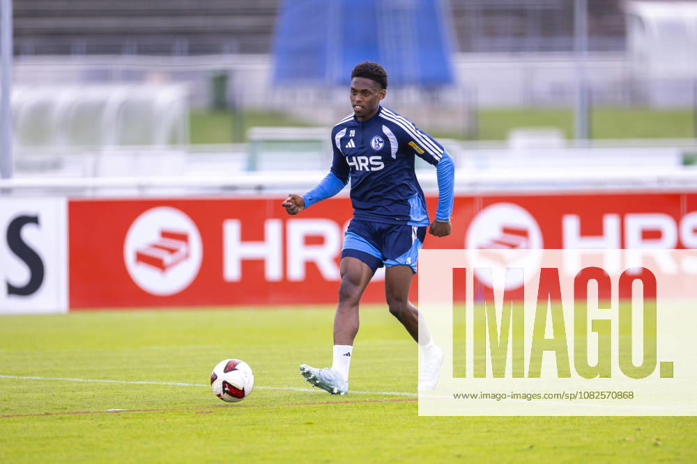 Fussball, Training des FC Schalke 04. Junior Adamu (FC Schalke 04). Gelsenkirchen Trainingsgelände FC Schalke 04 NRW Deutschland xRHR-FOTO YYx
