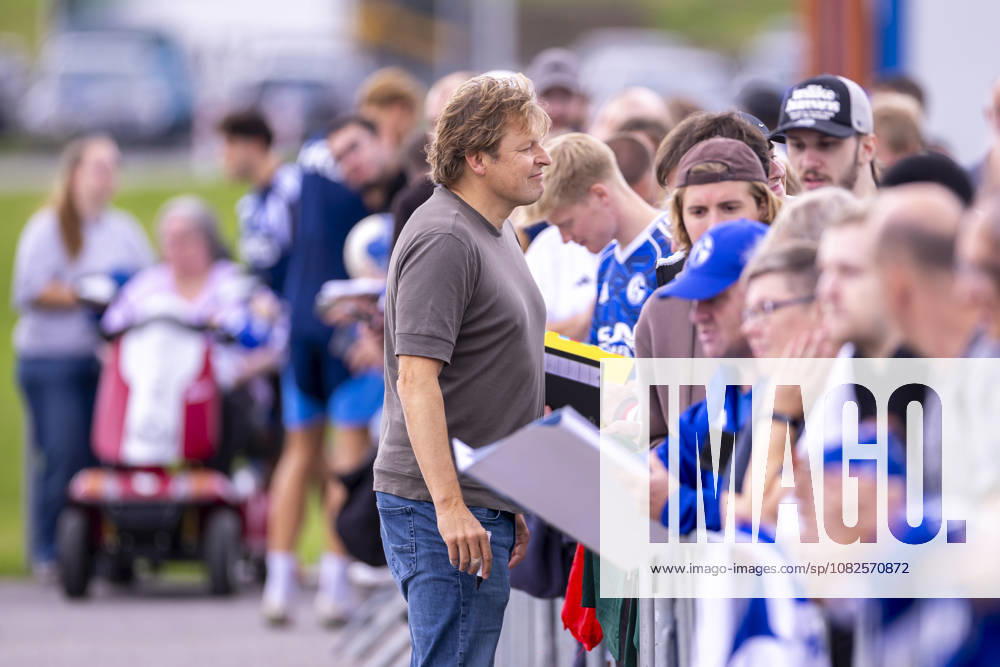 Fussball, Training des FC Schalke 04. Direktor Profifussball Youri Mulder (FC Schalke 04) macht Fotos mit den Fans und verteilt Autogramme. Gelsenkirchen Trainingsgelände FC Schalke 04 NRW Deutschland xRHR-FOTO YYx