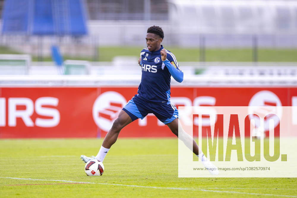 Fussball, Training des FC Schalke 04. Junior Adamu (FC Schalke 04). Gelsenkirchen Trainingsgelände FC Schalke 04 NRW Deutschland xRHR-FOTO YYx