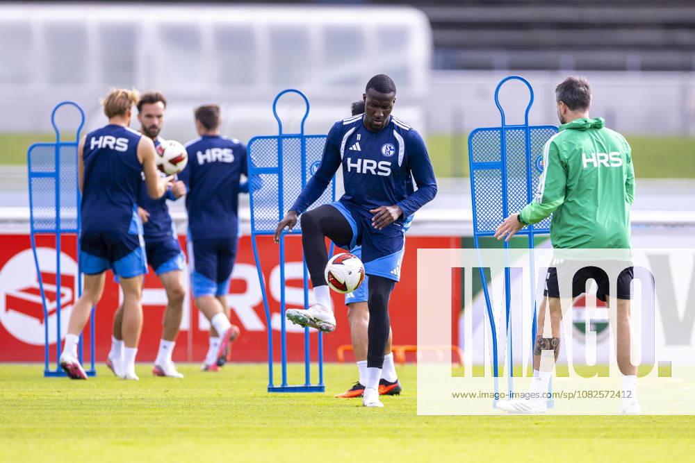 Fussball, Training des FC Schalke 04. Bryan Lasme (FC Schalke 04). Gelsenkirchen Trainingsgelände FC Schalke 04 NRW Deutschland xRHR-FOTO YYx