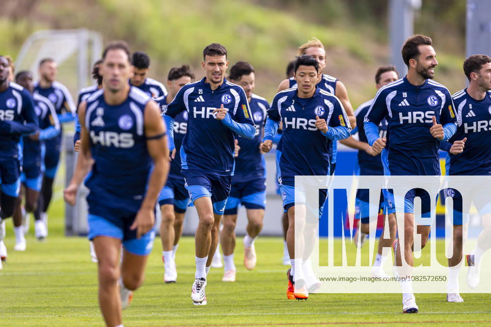 Fussball, Training des FC Schalke 04. v. l. Dejan Ljubicic (FC Schalke 04), Hee-chan Hwang (FC Schalke 04). Gelsenkirchen Trainingsgelände FC Schalke 04 NRW Deutschland xRHR-FOTO YYx