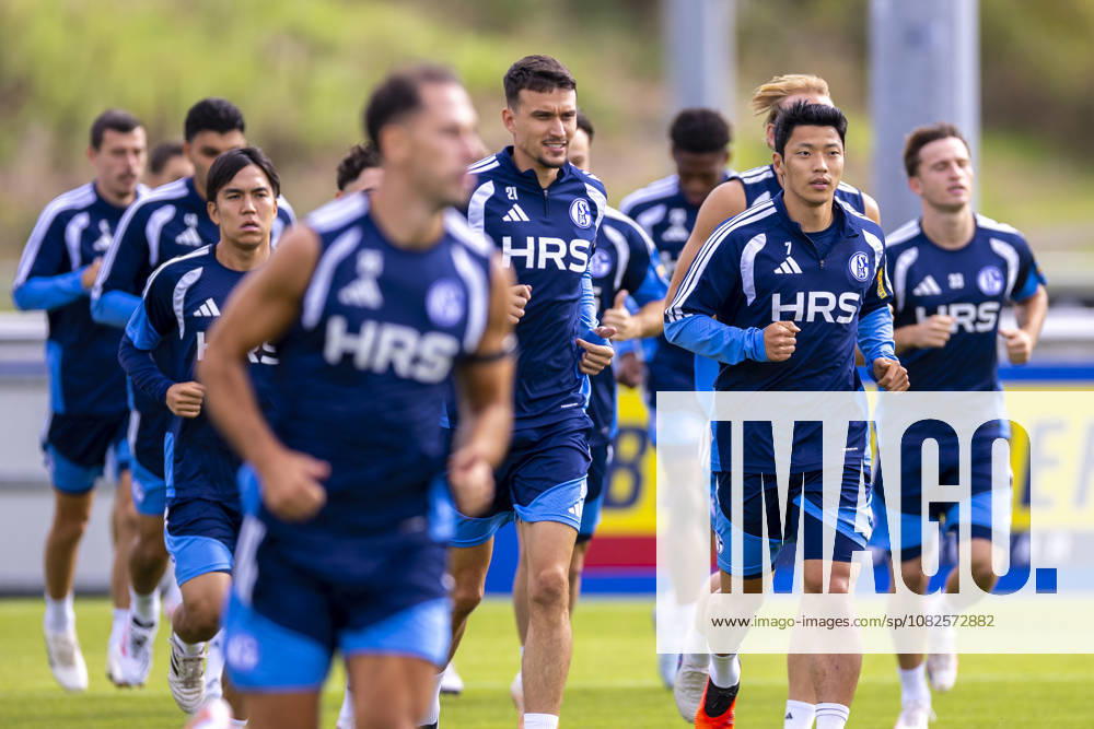 Fussball, Training des FC Schalke 04. v. l. Dejan Ljubicic (FC Schalke 04), Hee-chan Hwang (FC Schalke 04). Gelsenkirchen Trainingsgelände FC Schalke 04 NRW Deutschland xRHR-FOTO YYx