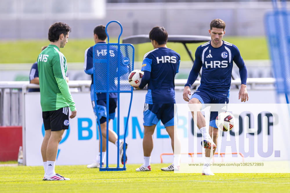 Fussball, Training des FC Schalke 04. Robin Gosens (FC Schalke 04). Gelsenkirchen Trainingsgelände FC Schalke 04 NRW Deutschland xRHR-FOTO YYx