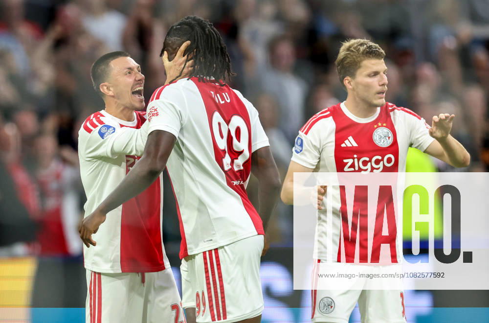 AMSTERDAM - AFC Ajax Amsterdam forward Tolu Arokodare celebrates the goal with AFC Ajax Amsterdam forward Steven Berghuis during the Vriendenloterij Eredivisie match between Ajax and PSV in Johan Cruijff ArenA on 5 September 2026 in Amsterdam, Nederland. PETER LOUS EYE4IMAGES DeFodi Images -