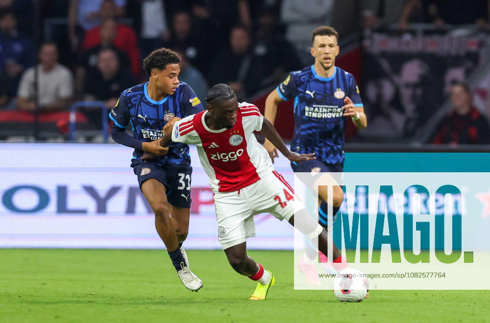 AMSTERDAM - AFC Ajax Amsterdam midfielder Jorthy Mokio with PSV Eindhoven midfielder Noah Fernandez during the Vriendenloterij Eredivisie match between Ajax and PSV at Johan Cruijff ArenA on 5 September 2026 in Amsterdam, Nederland. PETER LOUS EYE4IMAGES DeFodi Images -