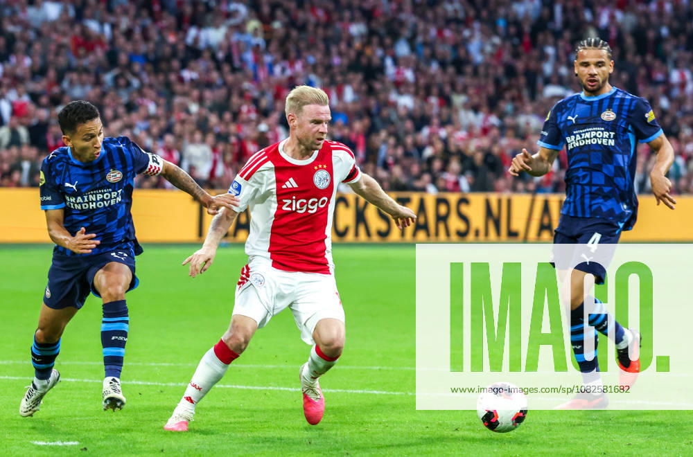 AMSTERDAM - AFC Ajax Amsterdam midfielder Davy Klaassen with PSV Eindhoven defender Mauro Junior and PSV Eindhoven defender Armando Obispo during the Vriendenloterij Eredivisie match between Ajax and PSV in Johan Cruijff ArenA on 5 September 2026 in Amsterdam, Nederland. PETER LOUS EYE4IMAGES DeFodi Images -