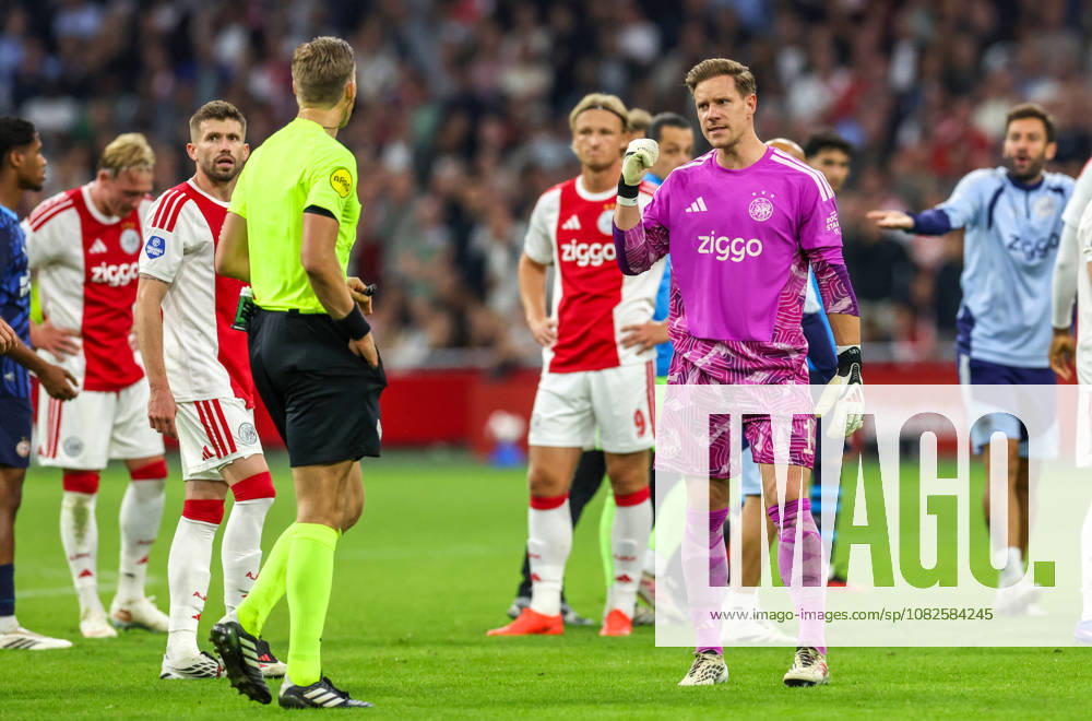 AMSTERDAM - AFC Ajax Amsterdam goalkeeper Marc Ter Stegen speaks with referee Sander van Eijk during the Vriendenloterij Eredivisie match between Ajax and PSV at Johan Cruijff ArenA on 5 September 2026 in Amsterdam, Nederland. PETER LOUS EYE4IMAGES DeFodi Images -