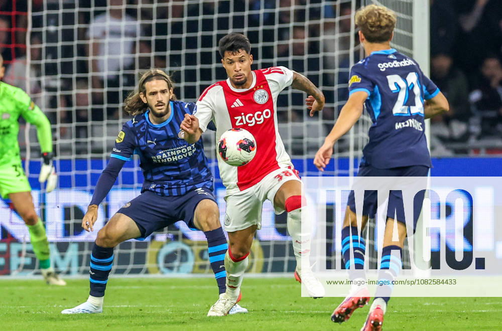 AMSTERDAM - AFC Ajax Amsterdam forward Marcos Leonardo with PSV Eindhoven defender Yarek Gasiorowski during the Vriendenloterij Eredivisie match between Ajax and PSV at Johan Cruijff ArenA on 5 september 2026 in Amsterdam, Nederland. PETER LOUS EYE4IMAGES DeFodi Images -