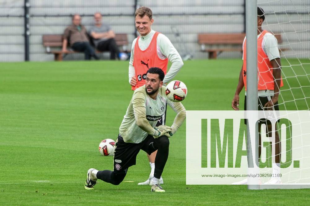 Dimitar Mitov ( Pauli ) am Ball Deutschland , Hamburg , Trainingsgelände an der Kollaustrasse , Fussball , 2. Bundesliga , FC St Pauli
