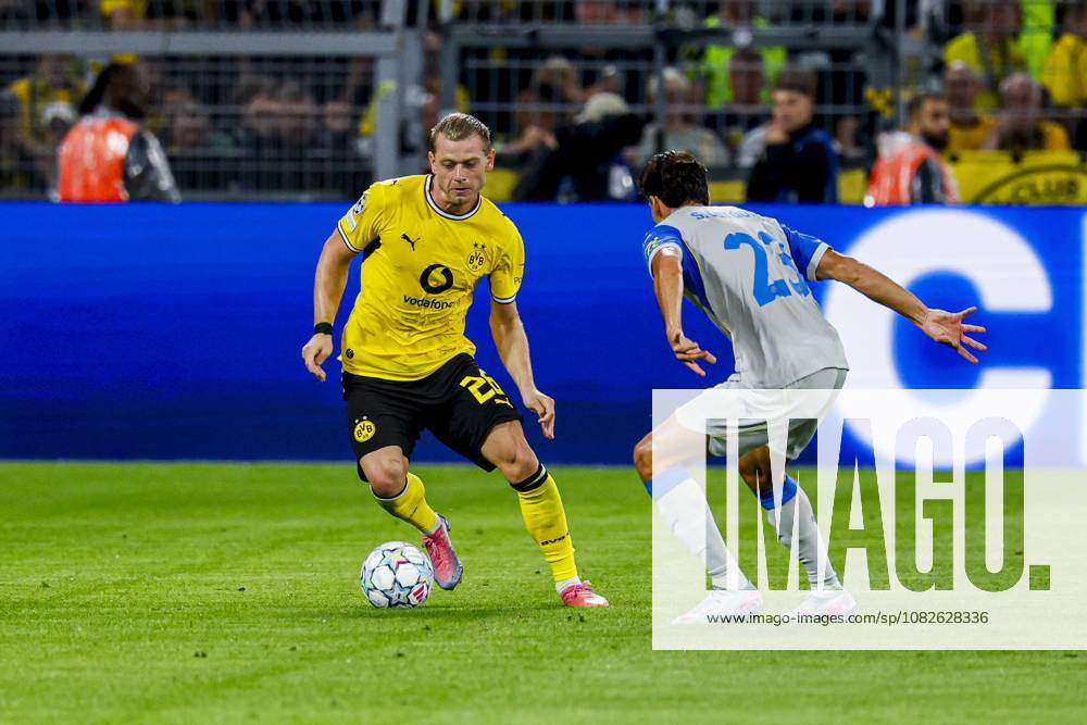 DORTMUND - Daniel Svensson of Borussia Dortmund dribbles with the ball under pressure from Sergi Cardona of Villarreal CF during the UEFA Champions League match between Borussia Dortmund and Villarreal CF at Signal Iduna Park on 08 September 2026 in Dortmund, Germany. MARCEL TER BALS ANP UEFA Champions League 2026 27 ANPxSportx xMarcelxterxBalsxIVx 567692508 originalFilename: 567692508