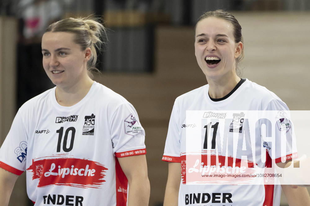 Alsco Handball Bundesliga Frauen, Saison 2026 2027 SV Union Halle-Neustadt vs.HSG Blomberg-Lippe Halle, Deutschland 09.September 2026: Im Bild:v.li.Maxi Mühlner Muehlner (Blomberg) und Isabelle Axmann (Blomberg) lachend, laechelnd, gut gelaunt, grinst, grinsend, Halle Saale SWH Arena Sachsen-Anhalt Deutschland