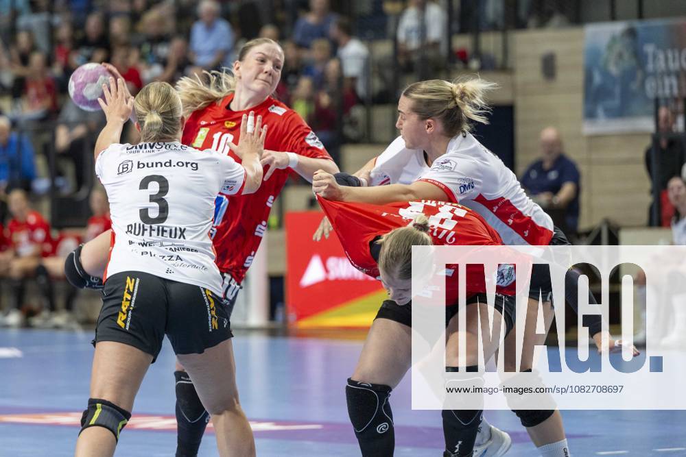 Alsco Handball Bundesliga Frauen, Saison 2026 2027 SV Union Halle-Neustadt vs.HSG Blomberg-Lippe Halle, Deutschland 09.September 2026: Im Bild:v.li.Laura Rüffieux (Blomberg), Viktoria Marksteiner (Halle), Maxi Mühlner Muehlner (Blomberg) und Nele Wenzel (Halle) Halle Saale SWH Arena Sachsen-Anhalt Deutschland