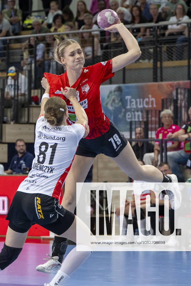 Alsco Handball Bundesliga Frauen, Saison 2026 2027 SV Union Halle-Neustadt vs.HSG Blomberg-Lippe Halle, Deutschland 09.September 2026: Im Bild:v. li. im Zweikampf Karolina Jurenczyk (Blomberg) und Paulina Stapurewicz (Halle) Halle Saale SWH Arena Sachsen-Anhalt Deutschland