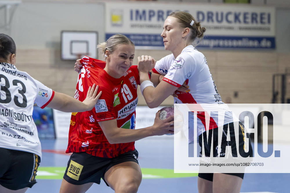 Alsco Handball Bundesliga Frauen, Saison 2026 2027 SV Union Halle-Neustadt vs.HSG Blomberg-Lippe Halle, Deutschland 09.September 2026: Im Bild:v. li. im Zweikampf Lea Gruber (Halle) und Karolina Jurenczyk (Blomberg) Halle Saale SWH Arena Sachsen-Anhalt Deutschland
