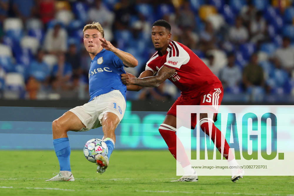 Napolis Rasmus Hojlund fights for the ball with Arsenal s Ezri Konsa during the UEFA Champions League football match between Napoli vs Arsenal - Champions League 2026 2027 - Diego Armando Maradona stadium September 9, 2026 Naples, Italy soccer