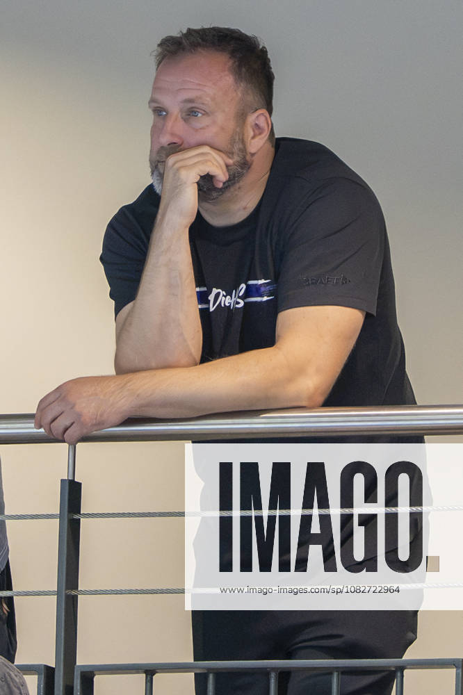 Alsco Handball Bundesliga Frauen, Saison 2026 2027 SV Union Halle-Neustadt vs.HSG Blomberg-Lippe Halle, Deutschland 09.September 2026: Im Bild:Sportdirektor Jan Henning Himborn (Blomberg) nachdenklich, grübelnd, gruebelnd, Halle Saale SWH Arena Sachsen-Anhalt Deutschland
