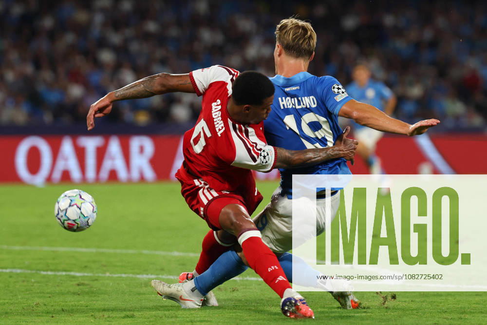 Napolis Rasmus Hojlund fights for the ball with Arsenal s Gabriel during the UEFA Champions League football match between Napoli vs Arsenal - Champions League 2026 2027 - Diego Armando Maradona stadium September 9, 2026 Naples, Italy soccer