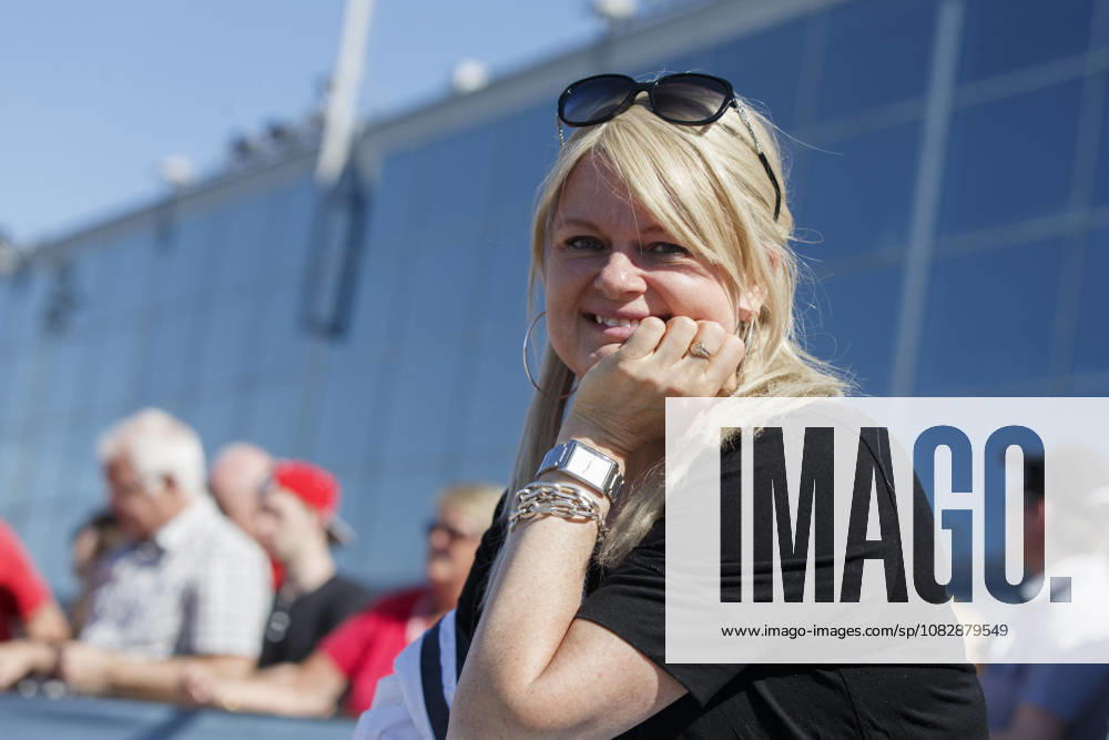 Anette Norberg pa läktaren under V75 tävlingarna i trav den 26 april 2014 i Göteborg . Göteborg Sverige