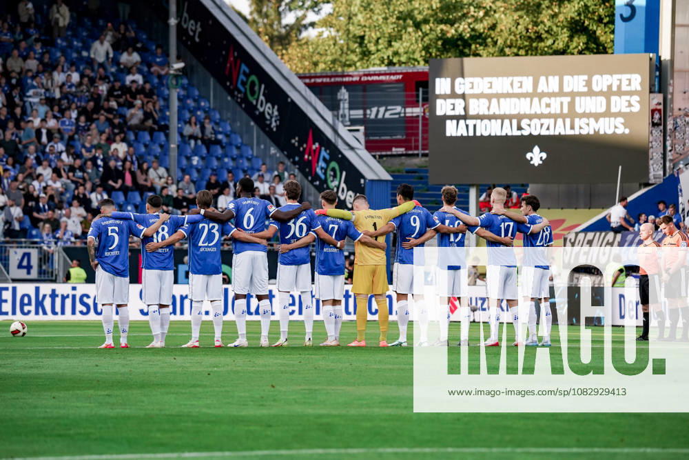 Deutschland: Fussball Saison 2026 2027 , 2. Bundesliga , 5. Spieltag , SV Darmstadt 98 vs. Arminia Bielefeld - Merck-Stadion am Böllenfalltor (Darmstadt) : Darmstädter Mannschaft bei Gedenkminute Darmstadt Merck-Stadion am Böllenfalltor Deutschland Germany