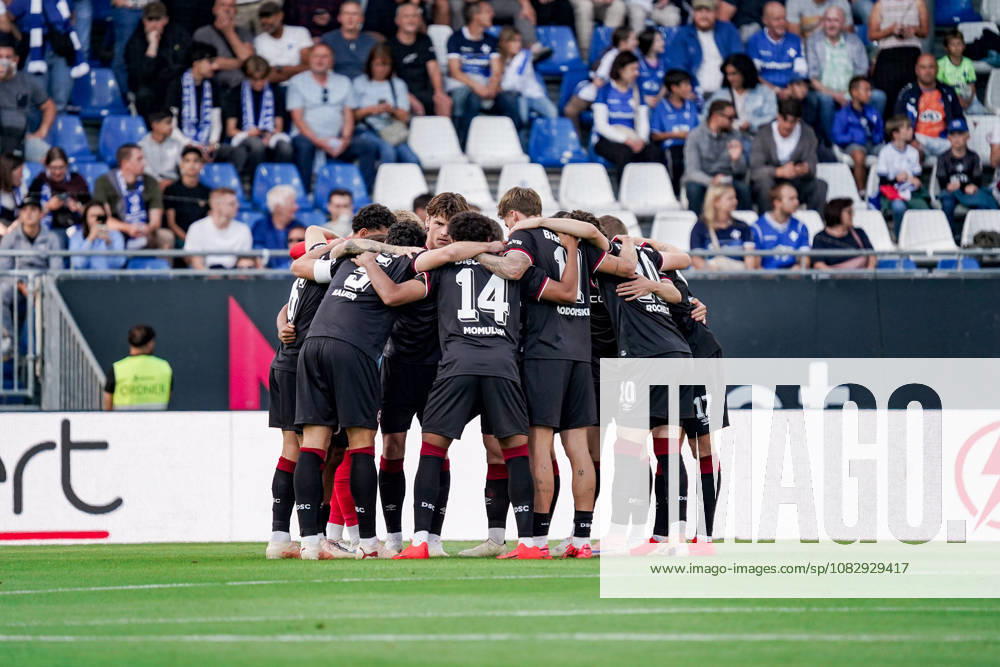 Deutschland: Fussball Saison 2026 2027 , 2. Bundesliga , 5. Spieltag , SV Darmstadt 98 vs. Arminia Bielefeld - Merck-Stadion am Böllenfalltor (Darmstadt) : Mannschaftskreis vor dem Spiel Darmstadt Merck-Stadion am Böllenfalltor Deutschland Germany