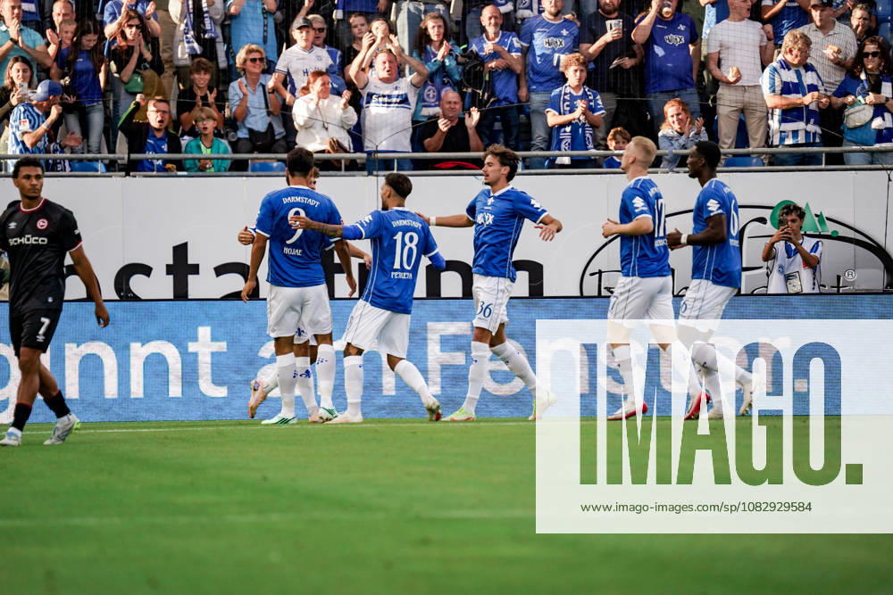 Deutschland: Fussball Saison 2026 2027 , 2. Bundesliga , 5. Spieltag , SV Darmstadt 98 vs. Arminia Bielefeld - Merck-Stadion am Böllenfalltor (Darmstadt) : Mannschaft jubelt zum 1:0, Tor, Torjubel, Jubel, Freude, Emotionen Darmstadt Merck-Stadion am Böllenfalltor Deutschland Germany