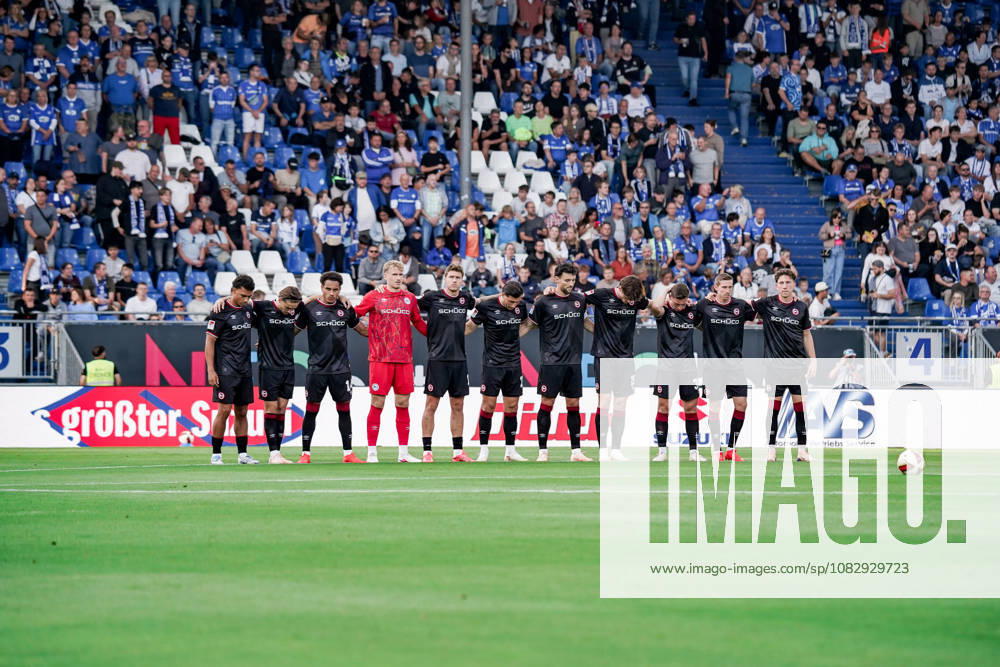 Deutschland: Fussball Saison 2026 2027 , 2. Bundesliga , 5. Spieltag , SV Darmstadt 98 vs. Arminia Bielefeld - Merck-Stadion am Böllenfalltor (Darmstadt) : Bielefelder Mannschaft bei Gedenkminute Darmstadt Merck-Stadion am Böllenfalltor Deutschland Germany