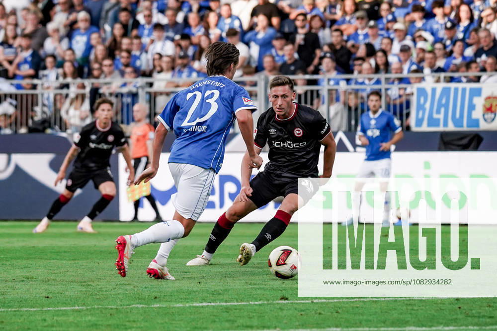Deutschland: Fussball Saison 2026 2027 , 2. Bundesliga , 5. Spieltag , SV Darmstadt 98 vs. Arminia Bielefeld - Merck-Stadion am Böllenfalltor (Darmstadt) : Carlo Sickinger (SV Darmstadt 98, 23) am Ball, im Ballbesitz, im Zweikampf mit Marius Wörl (Arminia Bielefeld, 38) Darmstadt Merck-Stadion am Böllenfalltor Deutschland Germany