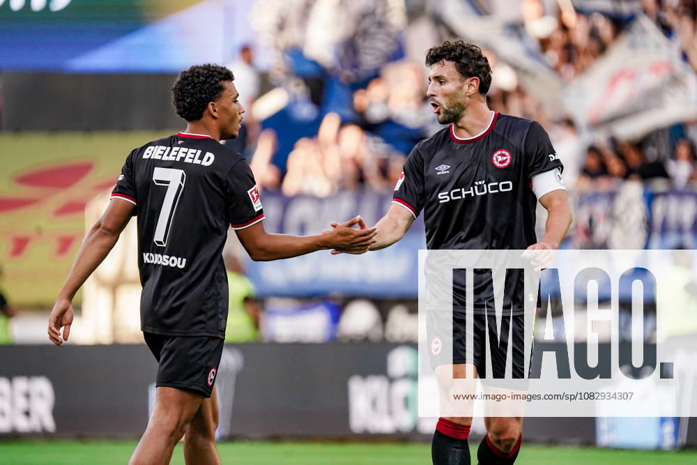 Deutschland: Fussball Saison 2026 2027 , 2. Bundesliga , 5. Spieltag , SV Darmstadt 98 vs. Arminia Bielefeld - Merck-Stadion am Böllenfalltor (Darmstadt) : Maximilian Bauer (Arminia Bielefeld, 5) und Henri Koudossou (Arminia Bielefeld, 7) Geste, Gestik, Emotion, Mimik, Gesichtsausdruck, Emotion Darmstadt Merck-Stadion am Böllenfalltor Deutschland Germany