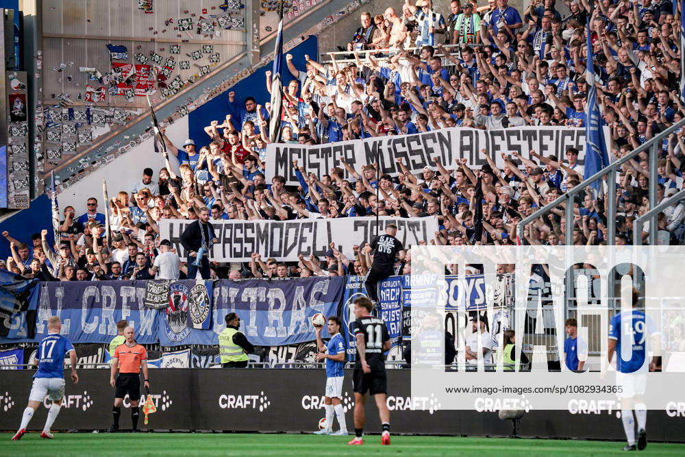 Deutschland: Fussball Saison 2026 2027 , 2. Bundesliga , 5. Spieltag , SV Darmstadt 98 vs. Arminia Bielefeld - Merck-Stadion am Böllenfalltor (Darmstadt) : Zuschauer, Stadion, Fans, Tribüne, Banner, Protest Darmstadt Merck-Stadion am Böllenfalltor Deutschland Germany
