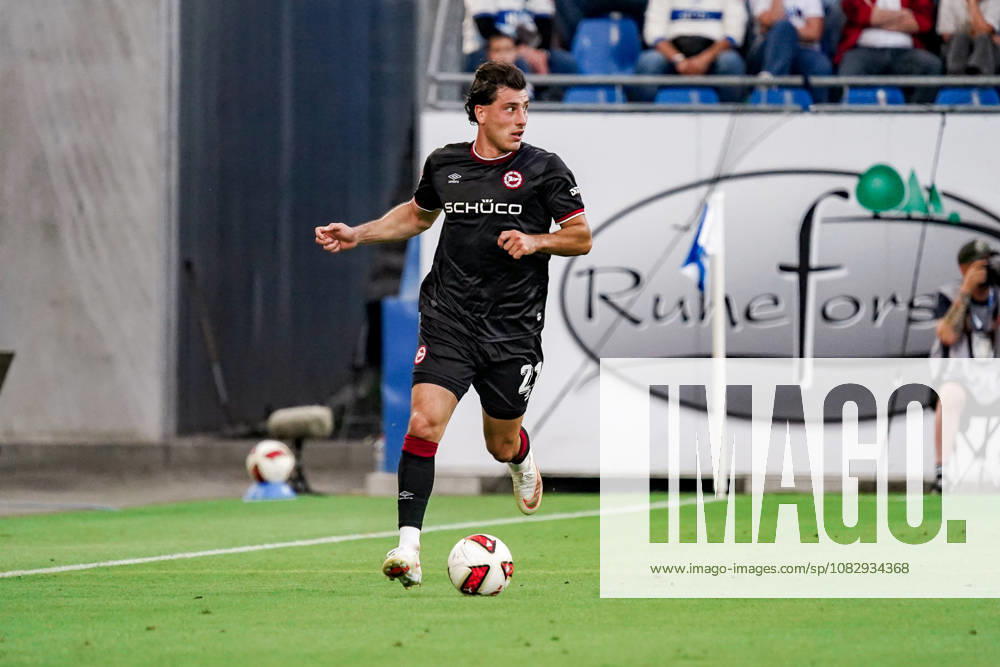 Deutschland: Fussball Saison 2026 2027 , 2. Bundesliga , 5. Spieltag , SV Darmstadt 98 vs. Arminia Bielefeld - Merck-Stadion am Böllenfalltor (Darmstadt) : Stefano Russo (Arminia Bielefeld, 21) am Ball, im Ballbesitz Darmstadt Merck-Stadion am Böllenfalltor Deutschland Germany