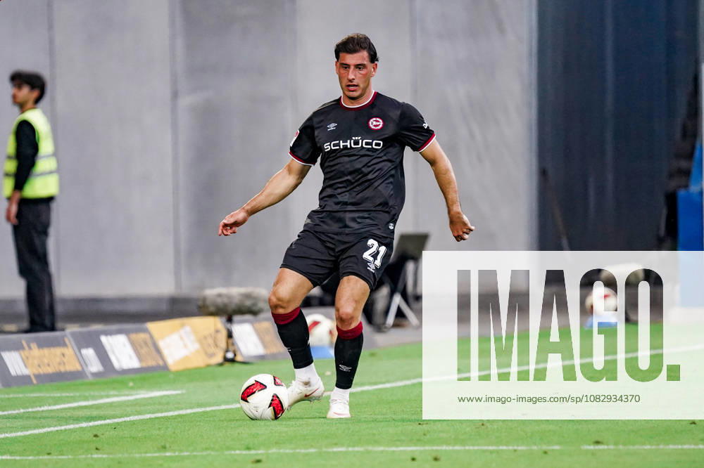 Deutschland: Fussball Saison 2026 2027 , 2. Bundesliga , 5. Spieltag , SV Darmstadt 98 vs. Arminia Bielefeld - Merck-Stadion am Böllenfalltor (Darmstadt) : Stefano Russo (Arminia Bielefeld, 21) am Ball, im Ballbesitz Darmstadt Merck-Stadion am Böllenfalltor Deutschland Germany