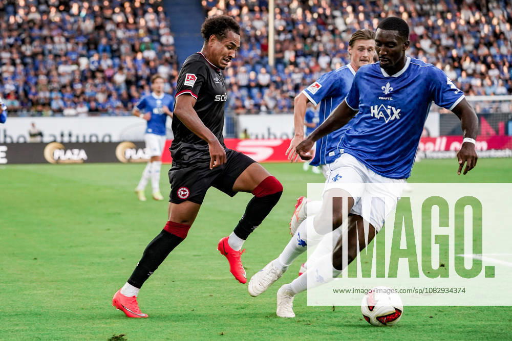 Deutschland: Fussball Saison 2026 2027 , 2. Bundesliga , 5. Spieltag , SV Darmstadt 98 vs. Arminia Bielefeld - Merck-Stadion am Böllenfalltor (Darmstadt) : Henri Koudossou (Arminia Bielefeld, 7) im Zweikampf mit Patric Pfeiffer (SV Darmstadt 98, 6) Darmstadt Merck-Stadion am Böllenfalltor Deutschland Germany