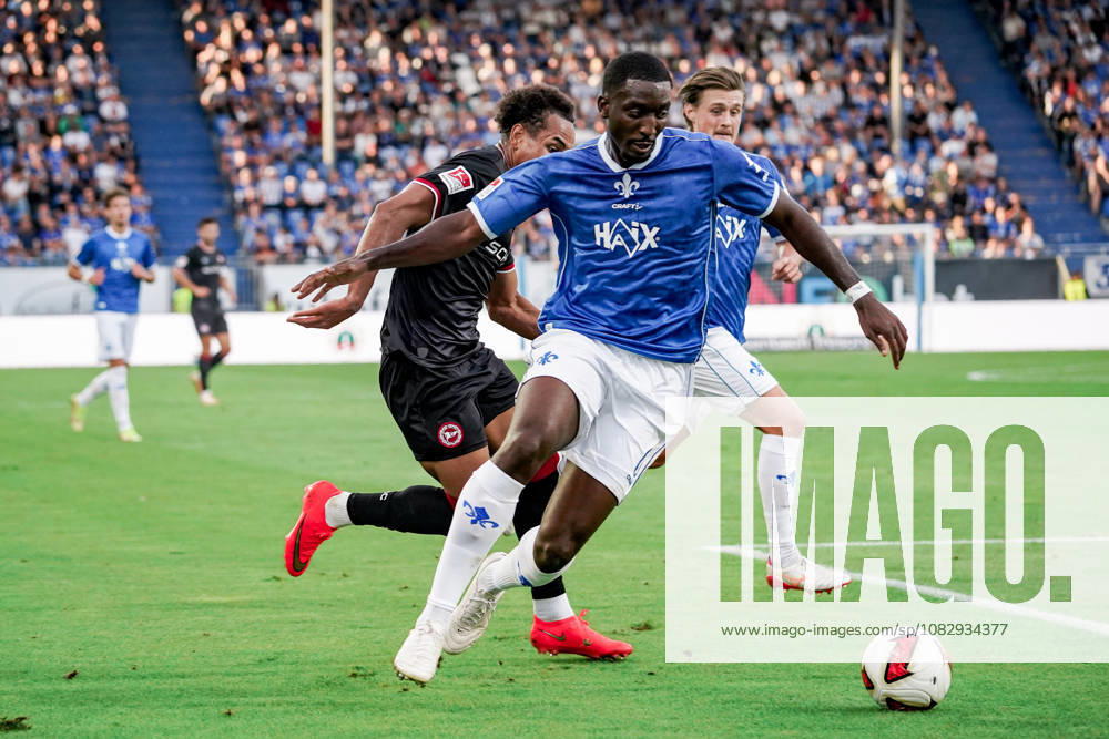 Deutschland: Fussball Saison 2026 2027 , 2. Bundesliga , 5. Spieltag , SV Darmstadt 98 vs. Arminia Bielefeld - Merck-Stadion am Böllenfalltor (Darmstadt) : Henri Koudossou (Arminia Bielefeld, 7) im Zweikampf mit Patric Pfeiffer (SV Darmstadt 98, 6) Darmstadt Merck-Stadion am Böllenfalltor Deutschland Germany