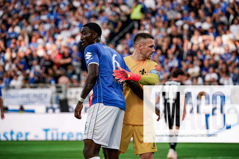 Deutschland: Fussball Saison 2026 2027 , 2. Bundesliga , 5. Spieltag , SV Darmstadt 98 vs. Arminia Bielefeld - Merck-Stadion am Böllenfalltor (Darmstadt) : Patric Pfeiffer (SV Darmstadt 98, 6) mit Marcel Schuhen (SV Darmstadt 98, 1) Geste, Gestik, Emotion Darmstadt Merck-Stadion am Böllenfalltor Deutschland Germany