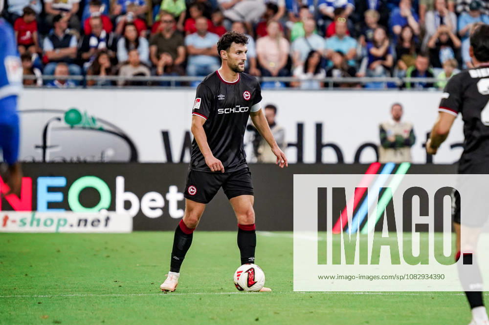 Deutschland: Fussball Saison 2026 2027 , 2. Bundesliga , 5. Spieltag , SV Darmstadt 98 vs. Arminia Bielefeld - Merck-Stadion am Böllenfalltor (Darmstadt) : Maximilian Bauer (Arminia Bielefeld, 5) am Ball, im Ballbesitz Darmstadt Merck-Stadion am Böllenfalltor Deutschland Germany